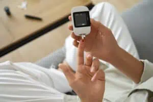 top-view-diabetic-woman-checking-her-glucose-level (2)