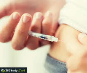A girl is injecting insulin to her tummy